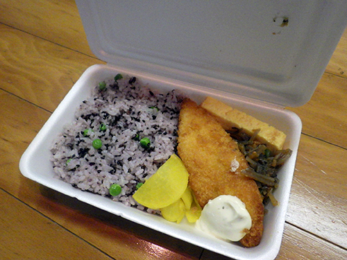 お昼ごはんのお弁当で古代米が提供されました