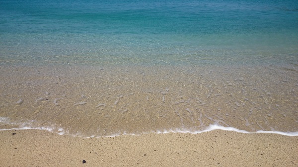 白い砂浜とコバルトブルーの海