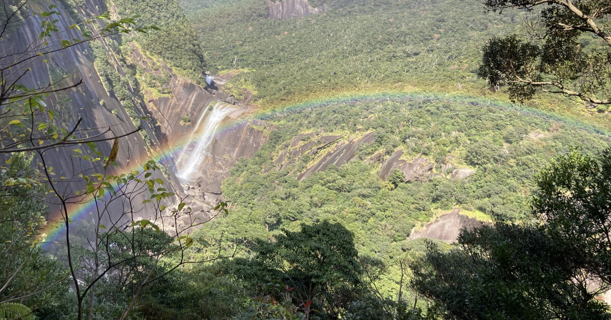 スクーリングに参加した生徒が撮影した虹が二重にかかった千尋の滝