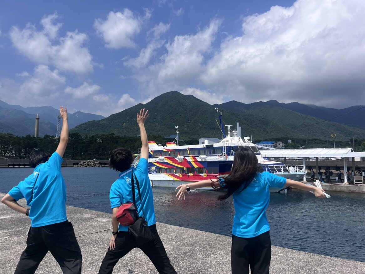 私たちは全力で手を振りました