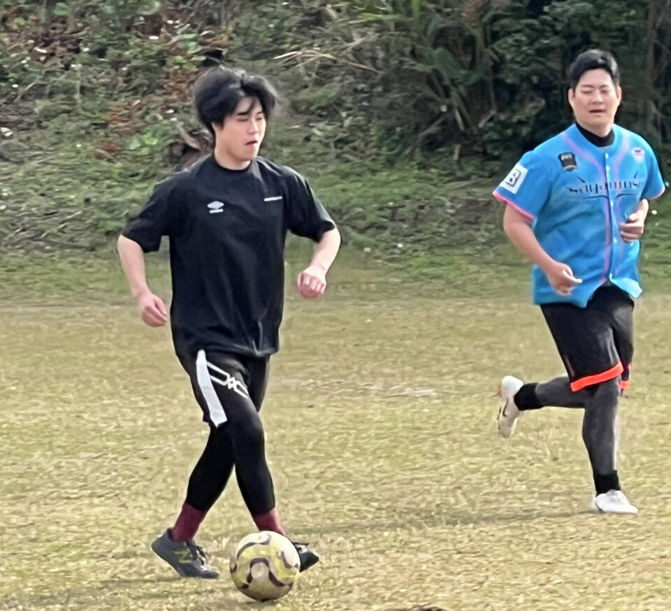 サッカーをしている屋久島のスタッフ