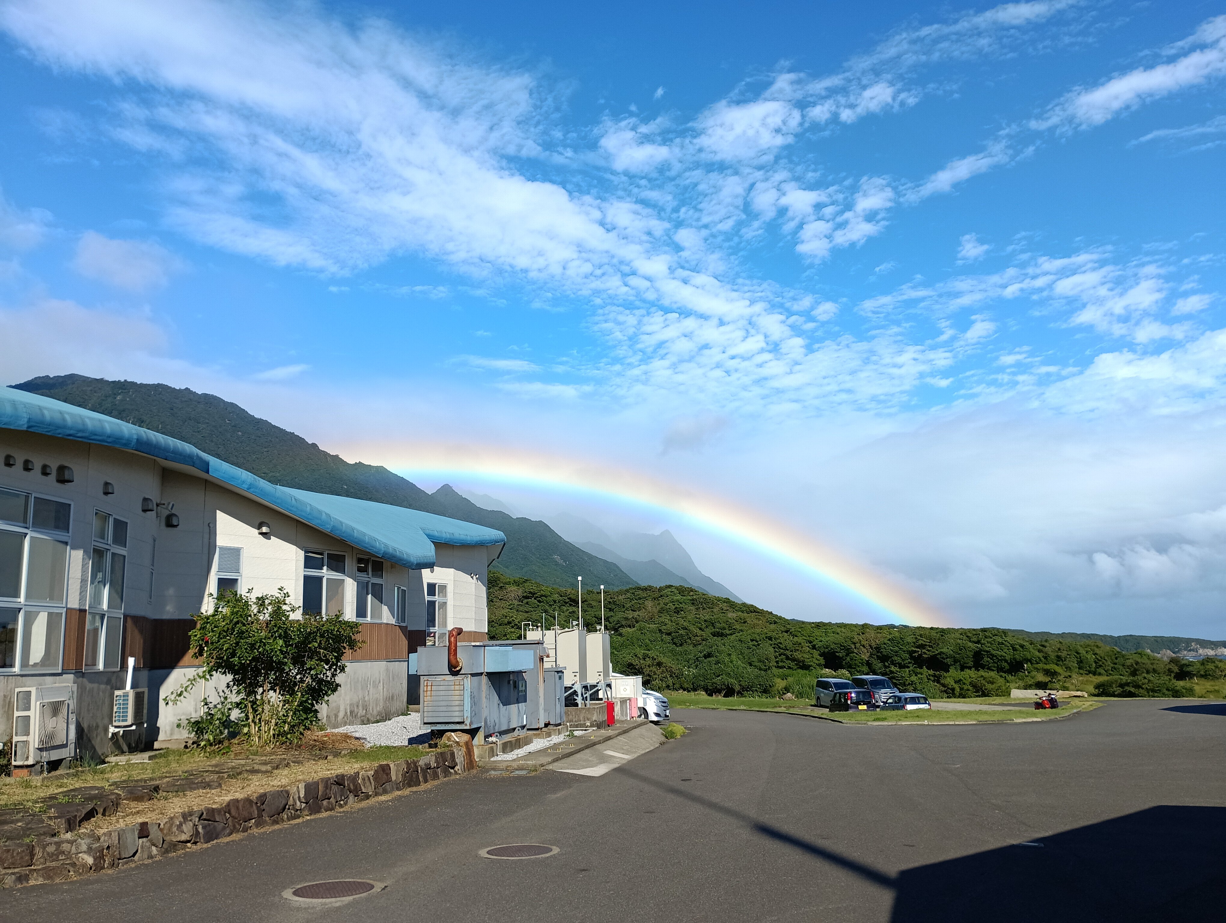 山に跨るほど大きい虹